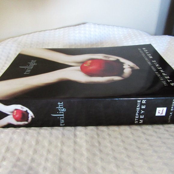 Paperback Book Twilight   The #1 New York Times Best Seller by Stephenie Meyer - Picture 2 of 11